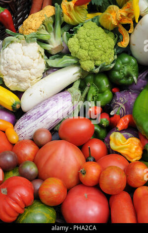 Les légumes crus différents sur la table. Banque D'Images