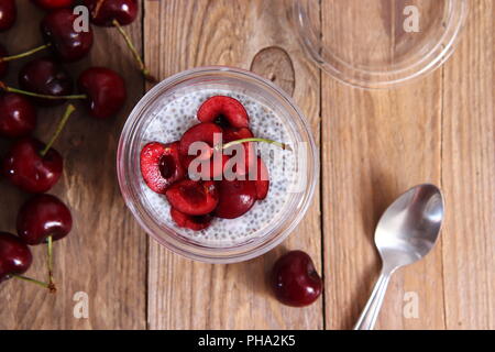 Pouding aux cerises chia fait maison sur la surface en bois, télévision lay Banque D'Images