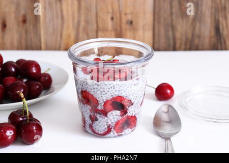 Pouding aux cerises chia fait maison sur le tableau blanc avec fond de bois Banque D'Images