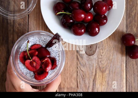 Pouding aux cerises chia fait maison sur la surface en bois, télévision lay Banque D'Images
