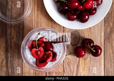 Pouding aux cerises chia fait maison sur la surface en bois, télévision lay Banque D'Images