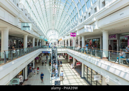 Leamington spa Royal Leamington spa town le centre commercial shopping royal priors galerie marchande intérieure moderne Leamington Spa Warwickshire Angleterre uk go europe Banque D'Images