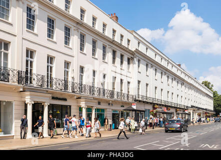 Leamington spa Royal Leamington spa magasins du centre-ville et les gens des magasins la parade Leamington Spa Warwickshire Angleterre uk go période de régence Banque D'Images