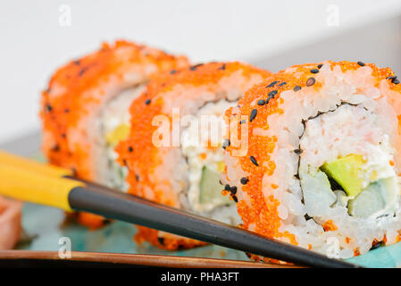 California maki sushi avec orange masago Banque D'Images