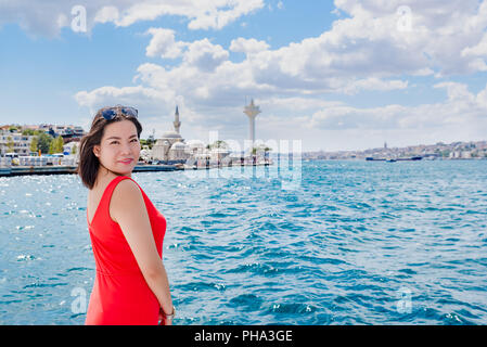 Belle femme chinoise se trouve en face du Bosphore, une destination populaire à Istanbul, Turquie Banque D'Images