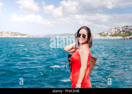 Belle femme chinoise se trouve en face du Bosphore, une destination populaire à Istanbul, Turquie Banque D'Images