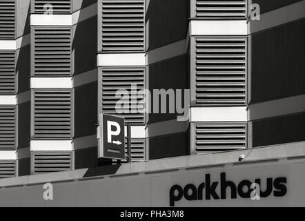Contrastes de lumière dans le parking à étages façade Banque D'Images