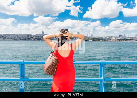 Belle femme chinoise se trouve en face du Bosphore, une destination populaire à Istanbul, Turquie Banque D'Images