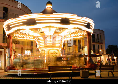 La lumière en mouvement avec l'anneau rotatif jeux à la nuit Banque D'Images