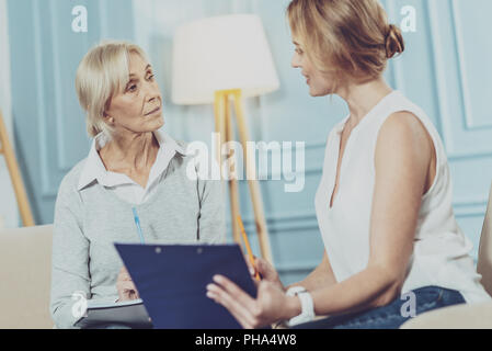 Belle femme sérieuse discuter finances Banque D'Images