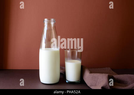 Bouteille de lait en verre de lait et sur fond de papier brun. Concept de saine alimentation Banque D'Images