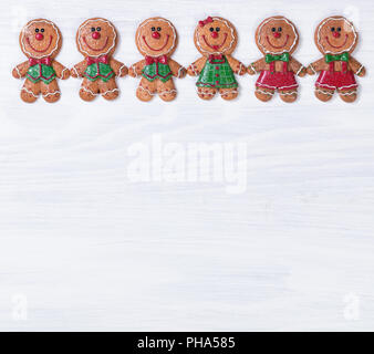 Les planches de bois blanc avec des biscuits de Noël sur bord supérieur Banque D'Images