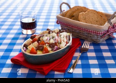 Salade grecque avec fromage feta tomates Olives Concombres et oignons Banque D'Images