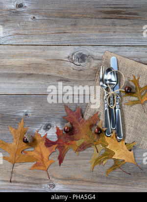 Vaisselle pour des vacances d'automne sur les planches de bois rustique Banque D'Images