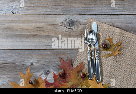 Vaisselle pour des vacances d'automne sur les planches de bois rustique Banque D'Images