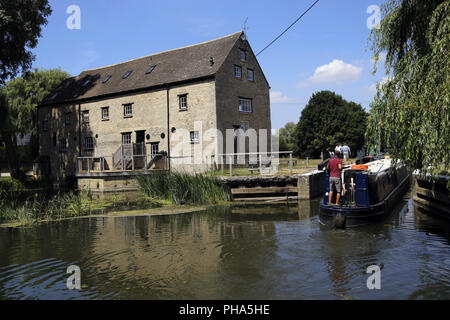 15-04 sur la rivière Nene à Barnwell, Castel Guelfo di Bologna, Northamptonshire, Angleterre Banque D'Images