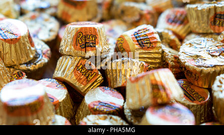 Reese's Peanut Butter Cup minis. Petits, en conditionnement individuel Reese, produit et distribué à l'échelle mondiale par Hershey Company Banque D'Images