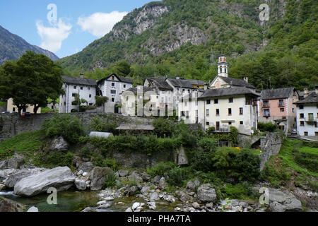 Lavertezzo dans la vallée de Verzasca, Tessin, Suisse Banque D'Images