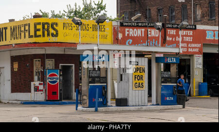 Une station de gaz du Delta et l'entreprise de réparation automobile à Newark, New Jersey le Samedi, Août 25, 2018. (© Richard B. Levine) Banque D'Images