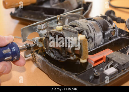 Réparation bricoleur puzzle casse avec tournevis - détail Banque D'Images