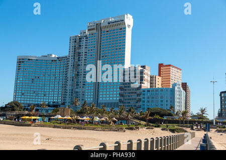 Durabn Beach front sur une journée ensoleillée du côté de la jetée Banque D'Images