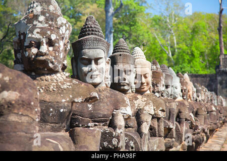 Têtes de pierre portes Sud gardes d'Angkor Thom Banque D'Images