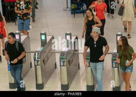 Armées de quitter la station de chemin de navetteurs et voyagez à travers le World Trade Center Transportation Hub le Samedi, 25 août, 2018. (Â© Richard B. Levine) Banque D'Images