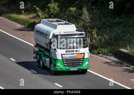 Rock OIL 2016 Daf Trucks camions de livraison de camions-citernes de transport lourd CF sur la M6 à Lancaster, au Royaume-Uni Banque D'Images