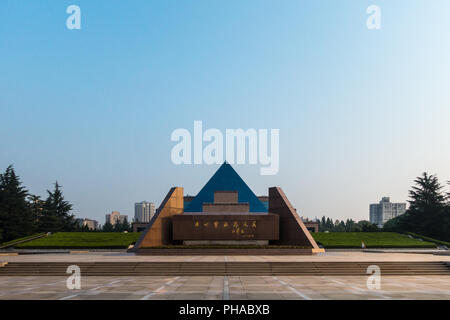 SHANGHAI, CHINE Juillet 2018 : Cimetière de Longhua Morning Sunrise Park en Chine Banque D'Images