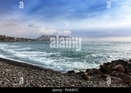 Plage de galets, Lima, Pérou Banque D'Images