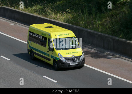 Nord-ouest du NHS Ambulance véhicule de services d'intervention d'urgence, d'urgence, la santé, les soins de santé, de la médecine, des soins médicaux sur la M6 à Lancaster, UK Banque D'Images