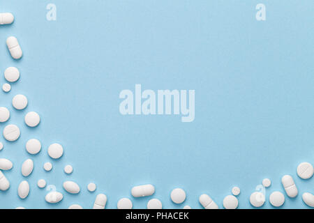 Pilules Médical Blanc sur fond bleu Banque D'Images