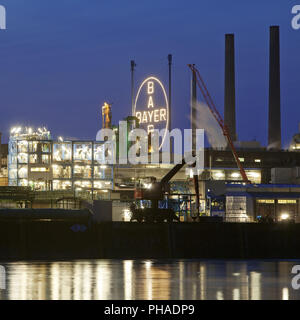 La croix à l'heure bleue, usine de produits chimiques sur les bords du Rhin, Leverkusen, Allemagne, Europe Banque D'Images