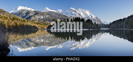 La mise en miroir parfait des montagnes des Alpes bavaroises dans le lac Banque D'Images