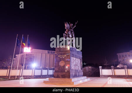 Bucarest, Roumanie - 22 décembre 2017 : La statue de Michel le Brave illuminée par la nuit, près de l'AFI Palace Palais Cotroceni mall. Banque D'Images