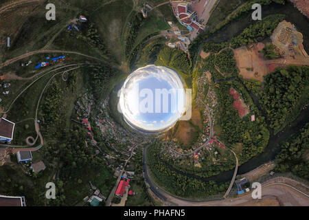 Drone hélicoptère abattu. Photographie aérienne d'une ville moderne sur une zone, un grand carrefour, immeubles de grande hauteur, un parc et les routes. Une vue panoramique sur la ville 360 Banque D'Images