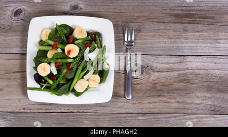 Vue de dessus de la nutrition une salade fraîche sur la table rustique Banque D'Images