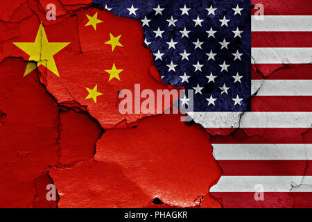 Drapeaux de la Chine et de l'USA peint sur mur fissuré Banque D'Images