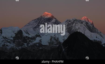 La lumière du soleil dernière du jour illuminent le mont Everest et Lhotse Banque D'Images