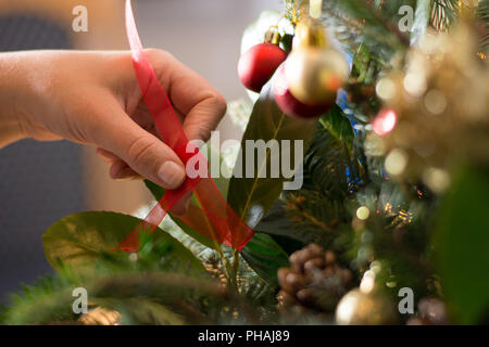 La décoration de Noël avec des ornements bouqet rouge et les branches d'arbres Banque D'Images