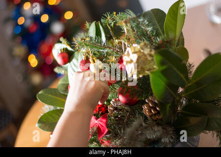 La décoration de Noël avec des ornements bouqet rouge et les branches d'arbres Banque D'Images