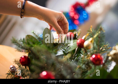 La décoration de Noël avec des ornements bouqet rouge et les branches d'arbres Banque D'Images