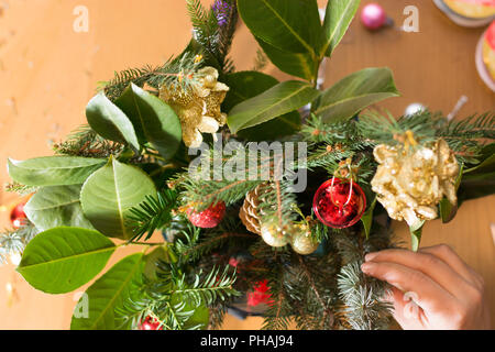 La décoration de Noël avec des ornements bouqet rouge et les branches d'arbres Banque D'Images