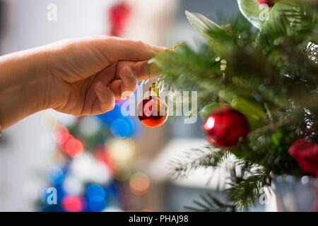 La décoration de Noël avec des ornements bouqet rouge et les branches d'arbres Banque D'Images