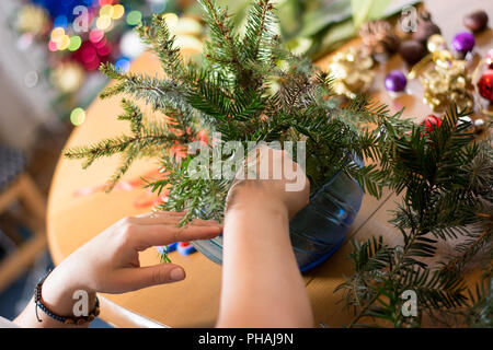 La décoration de Noël avec des ornements bouqet rouge et les branches d'arbres Banque D'Images