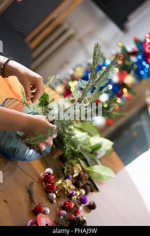 La décoration de Noël avec des ornements bouqet rouge et les branches d'arbres Banque D'Images