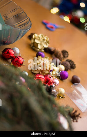 La décoration de Noël avec des ornements bouqet rouge et les branches d'arbres Banque D'Images