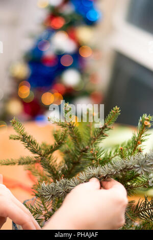 La décoration de Noël avec des ornements bouqet rouge et les branches d'arbres Banque D'Images