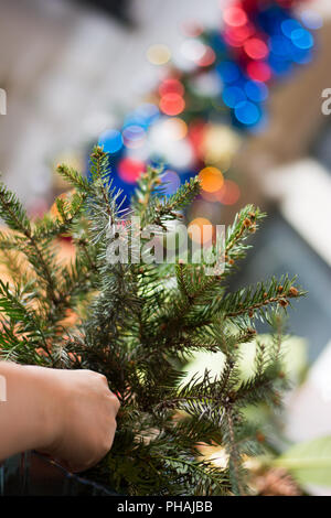 La décoration de Noël avec des ornements bouqet rouge et les branches d'arbres Banque D'Images