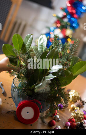 La décoration de Noël avec des ornements bouqet rouge et les branches d'arbres Banque D'Images